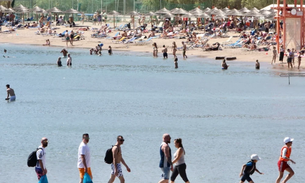 Καιρός: Στις παραλίες της Αττικής πέρασε το Σάββατο του ο κόσμος λόγω των υψηλών θερμοκρασιών- Αύριο έρχονται 30αρια